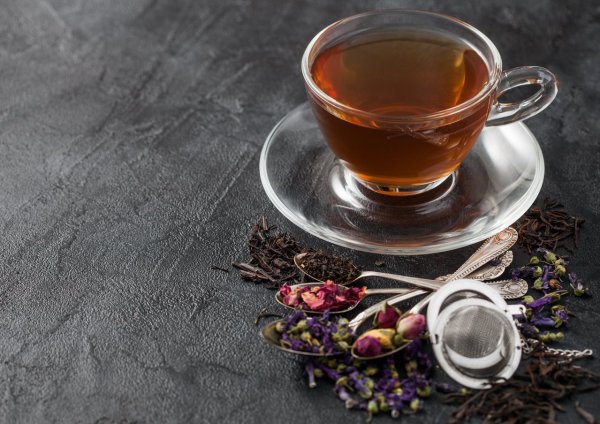 Essential perfume or natural treatment? Does rose tea have health effects or side effects?