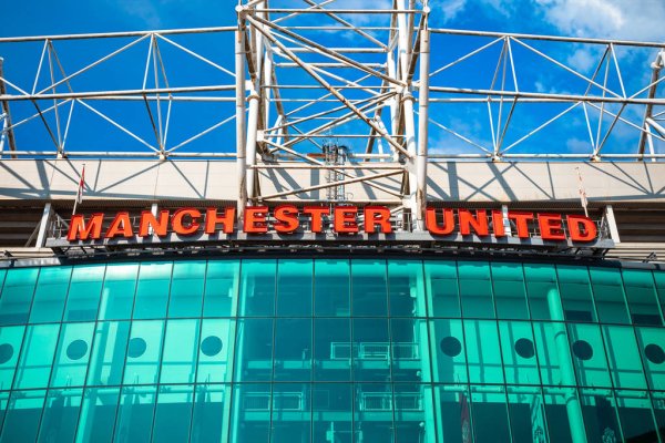 Reporter: Manchester United is striving to acquire more land around the Theater of Dreams and has begun discussions with land owners.